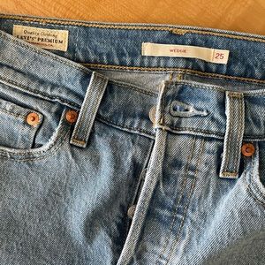 Levis wedgie size 25